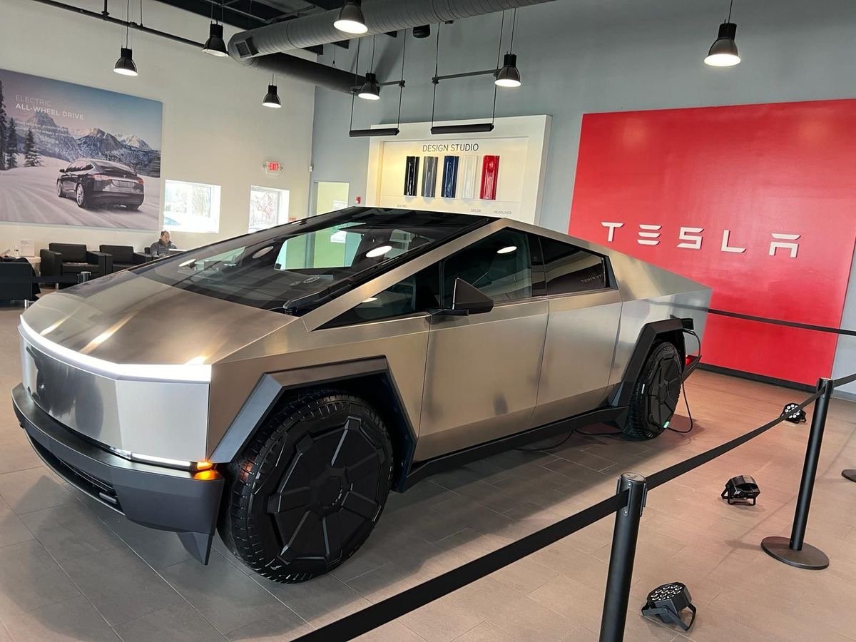 Tesla Cybertruck All-Wheel Drive (AWD)